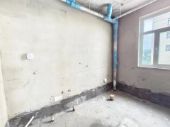 顶账房 荣盛小区南排9楼东边户三室两厅户型方正 送地下室
