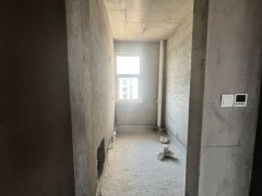 姜珺府，11楼，毛坯，顶楼带阁楼带露台，南客厅，