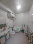 十里河小区步梯1楼83平带储藏室仅售46.8万。