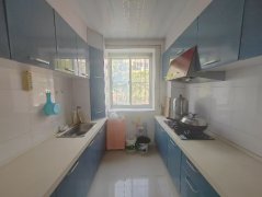 十里河小区步梯1楼83平带储藏室仅售46.8万。
