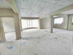 SY99鑫水华庭一楼带小院139平三室毛坯房