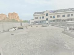 丹霞小区框架楼平地起4楼边户三室两卫带露台带车位精装修可贷款