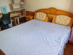 出租三环电视台北三环南区3楼88平3室800元。