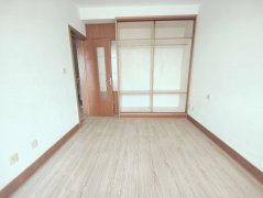 大润发得润居4楼83平三室带车库带地下室G