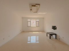 妇幼小区电梯三楼157平三室两卫简装带车位75.8万诚心出售
