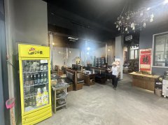 精装修400平。临街店铺地理位置优越。停车位充足。