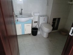 步行街旁 沁园公馆2楼两室一厅地暖 家具家电齐全 生活便利