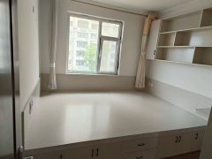 青山小学旁 荣盛小区南排3楼 125平三室两厅精装修 采光好