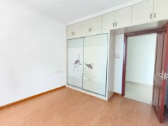 荣盛小区南排3楼 125平三室两厅精装修采光好送地下室可贷款