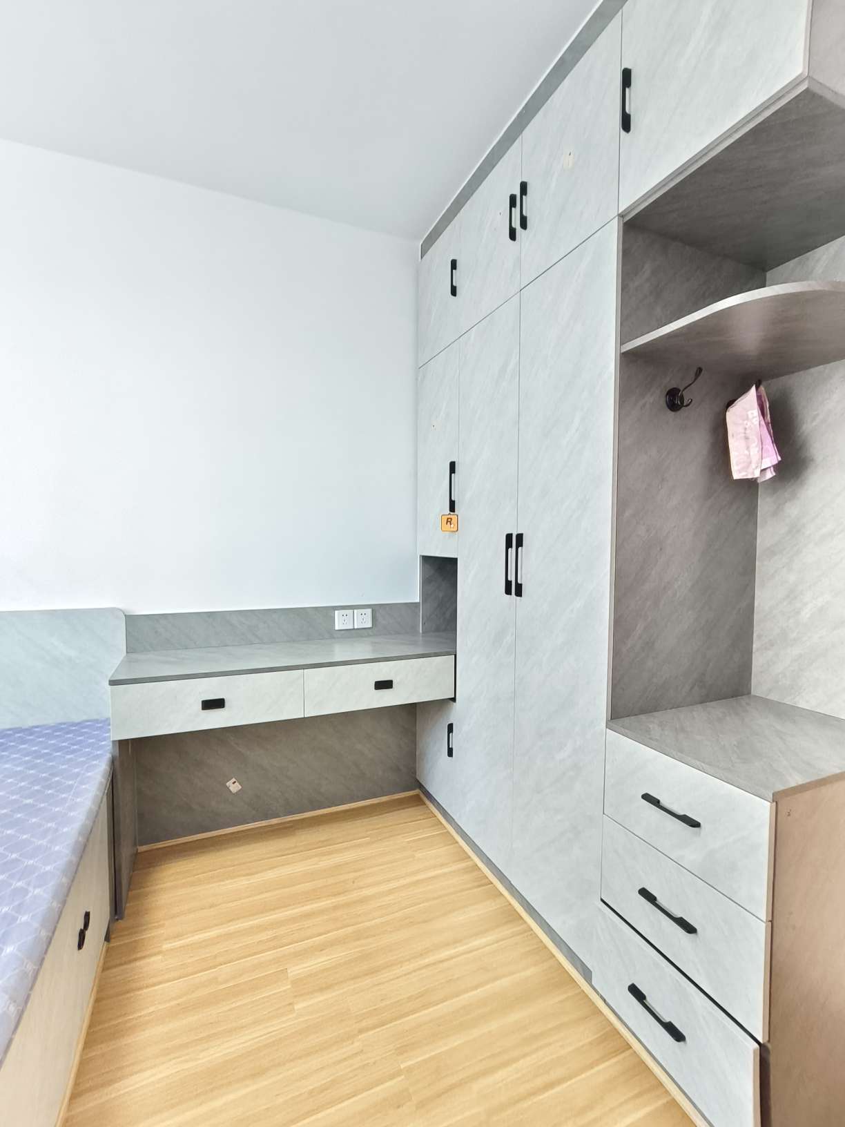 哥尔电子附近 荷南社区电梯房8楼 两室一厅精装修配套齐全 哥尔电子附近 荷南社区电梯房8楼 两室一厅精装修配套齐全