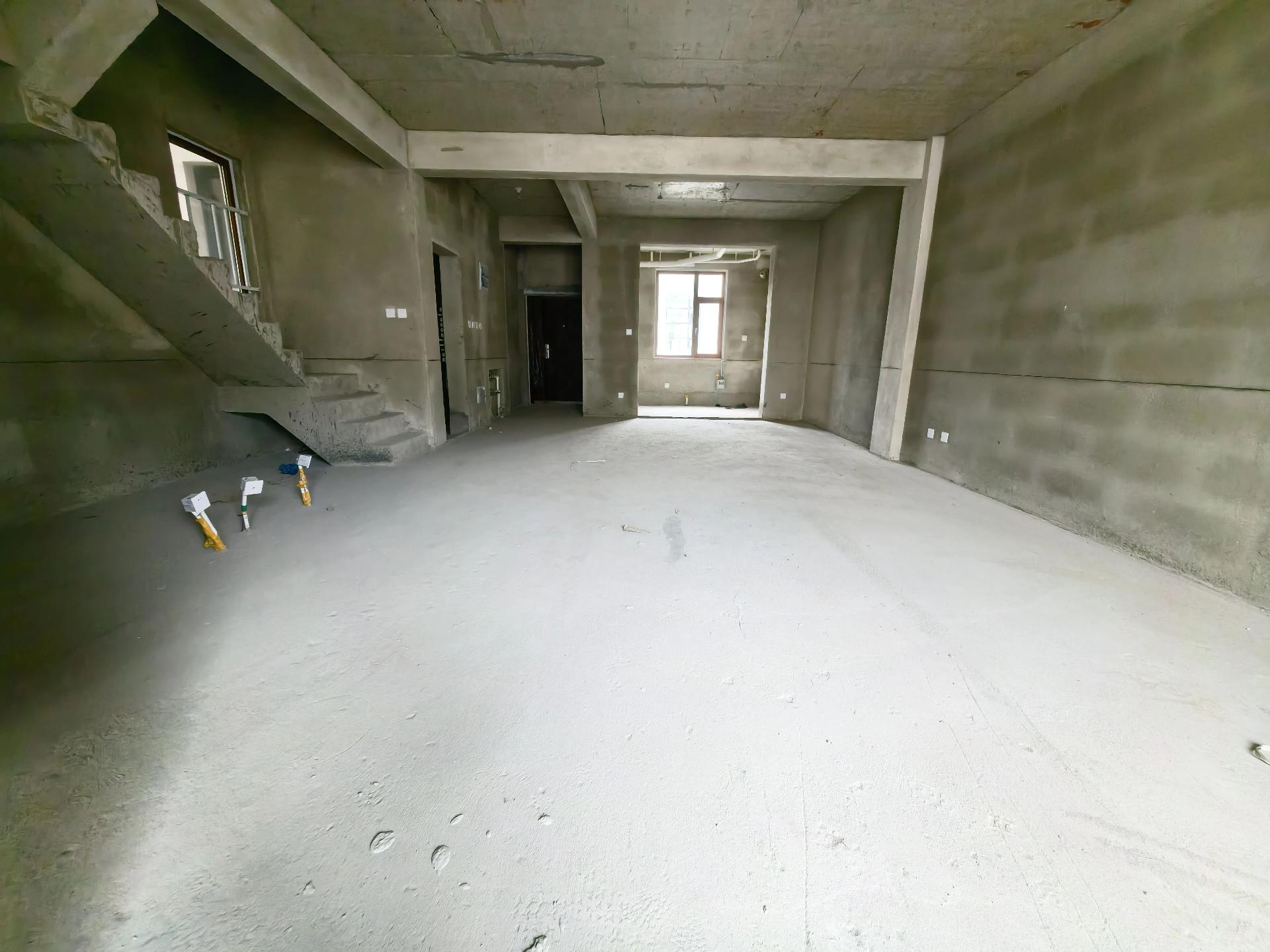 悦湖湾别墅 电梯上叠拼214平 送80平大露台 视野好 证全 悦湖湾别墅 电梯上叠拼214平 送80平大露台 视野好 证全