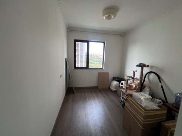 中骏世界城,电梯洋房,136平,精装,电梯8楼,四居室 中骏世界城,电梯洋房,136平,精装,电梯8楼,四居室