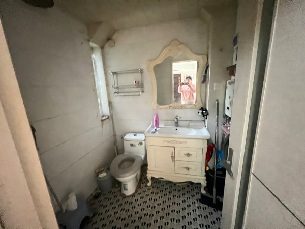 爱家花园,三楼,87平,南客厅,南北卧室,精装,带地下室 爱家花园,三楼,87平,南客厅,南北卧室,精装,带地下室