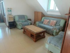 体育场北青山南区阁楼三室一厅家具家电齐全拎包入住生活便利