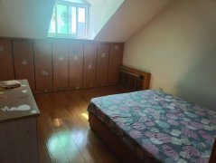 体育场北青山南区阁楼三室一厅家具家电齐全拎包入住生活便利