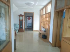 体育场北青山南区阁楼三室一厅家具家电齐全拎包入住生活便利