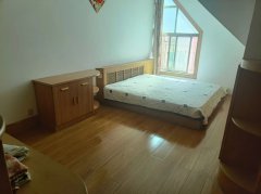 体育场北青山南区阁楼三室一厅家具家电齐全拎包入住生活便利