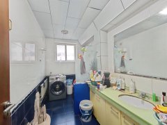 2004年的楼 黎明住宅院内 3楼126平带车库 精装保持好