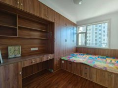 荣盛小区，电梯4楼西边户，110平