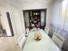 精装修。拎包入住成山奥苑多层1楼126平。3室2卫