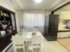 精装修。拎包入住成山奥苑多层1楼126平。3室2卫