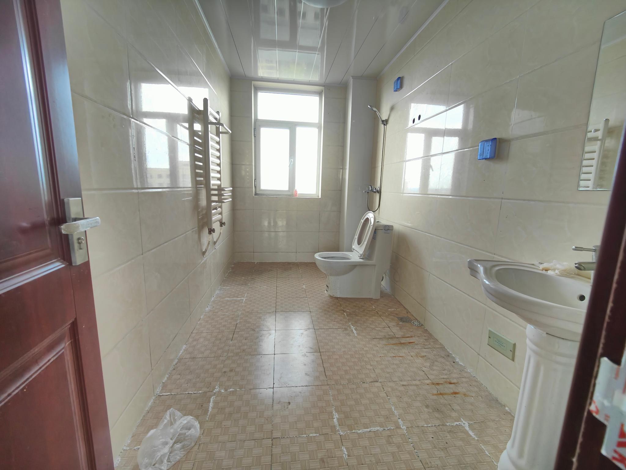 有大露台 !高阳小区电梯 130平 55.8wan 南厅 证 有大露台 !高阳小区电梯 130平 55.8wan 南厅 证