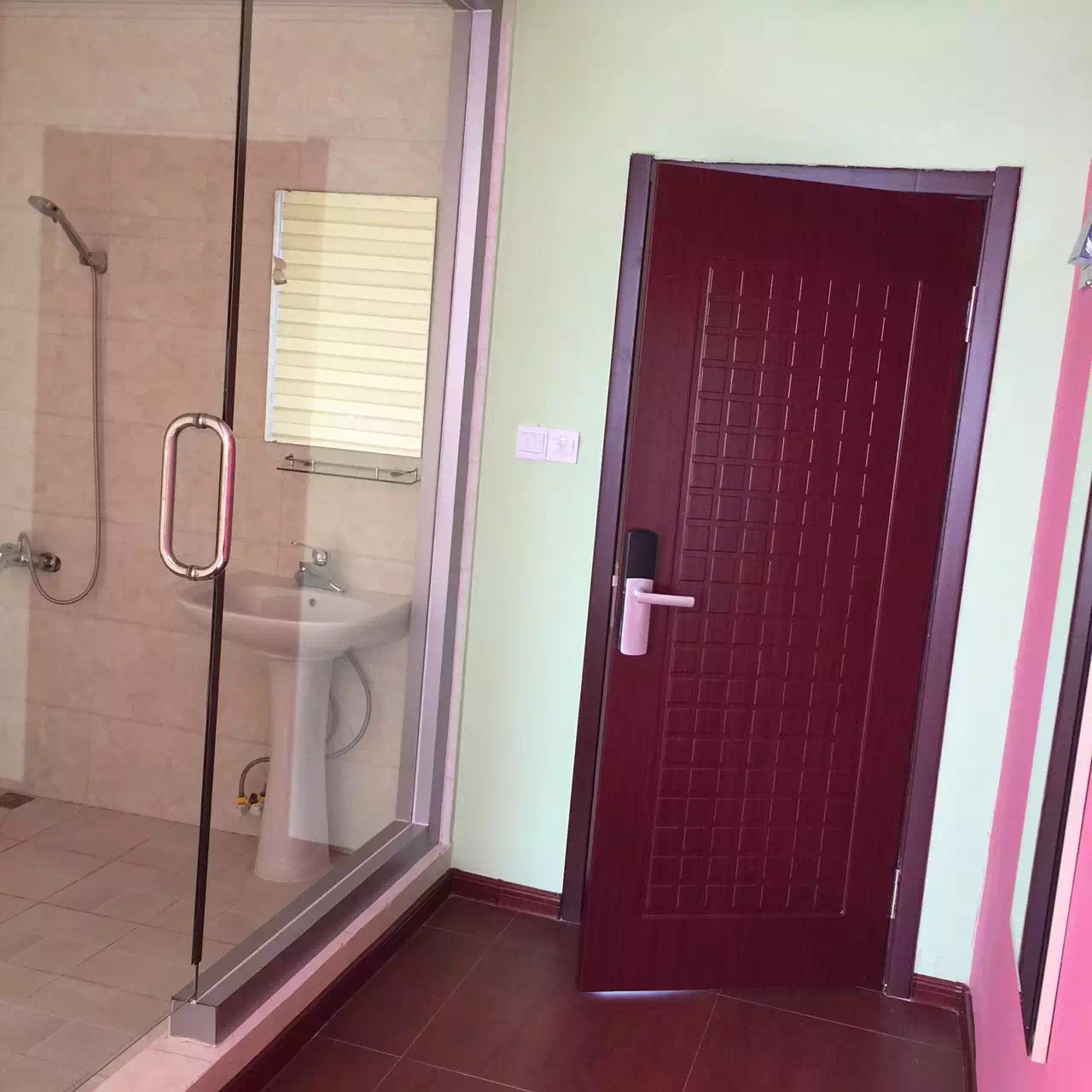 市区临街三层大楼 带院内停车场 市区临街三层大楼 带院内停车场