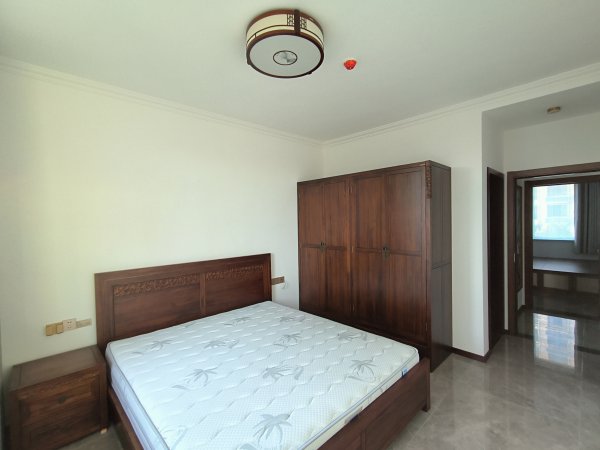 成山御苑电梯三楼126平三室两卫精装有个车位诚心出售 成山御苑电梯三楼126平三室两卫精装有个车位诚心出售