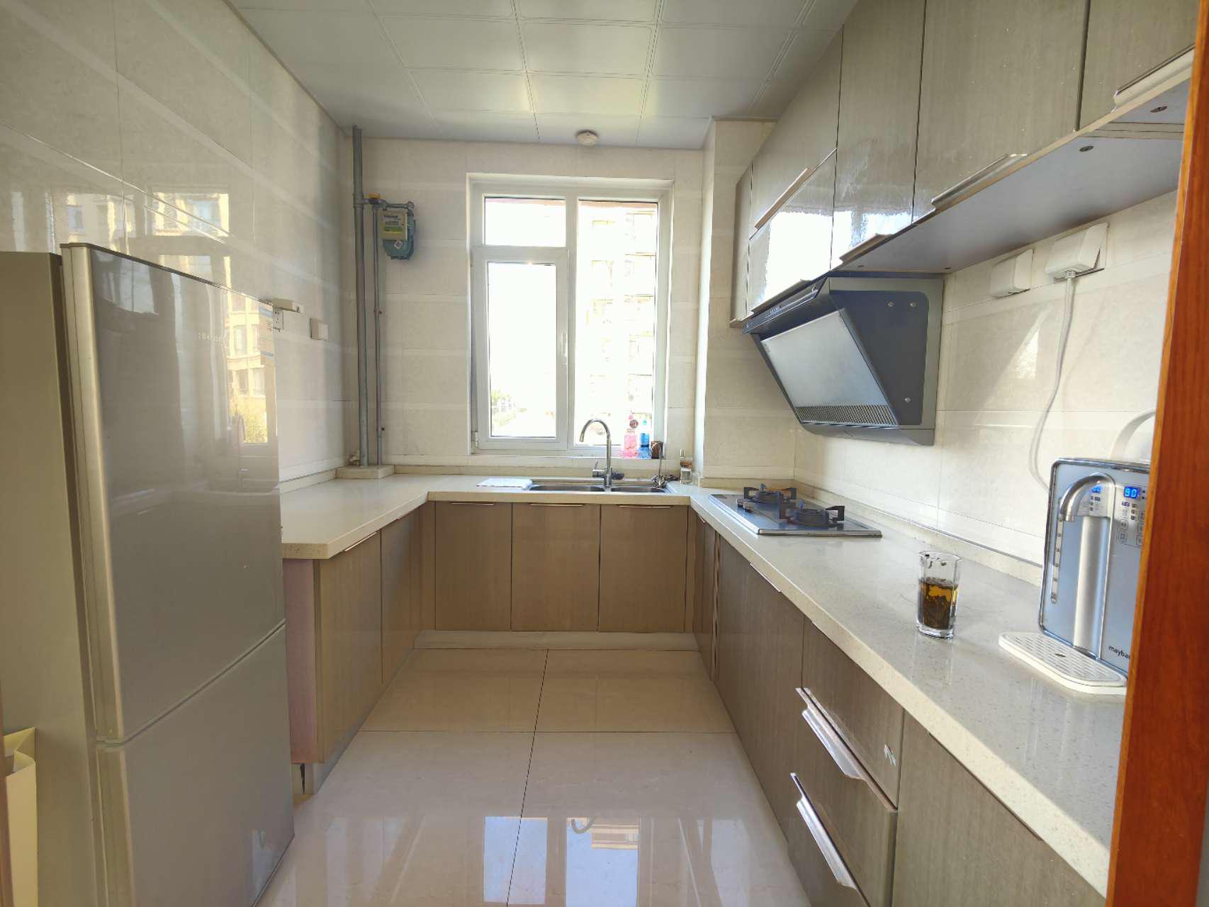 清华园小区电梯2楼143平三室向阳精装没怎么住 清华园小区电梯2楼143平三室向阳精装没怎么住