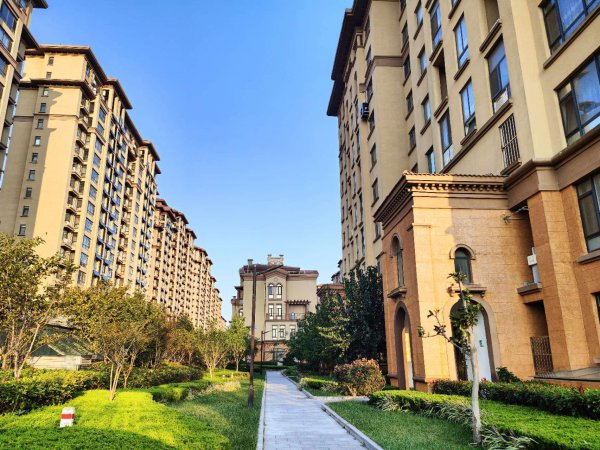 清华园小区电梯2楼143平三室向阳精装没怎么住 清华园小区电梯2楼143平三室向阳精装没怎么住