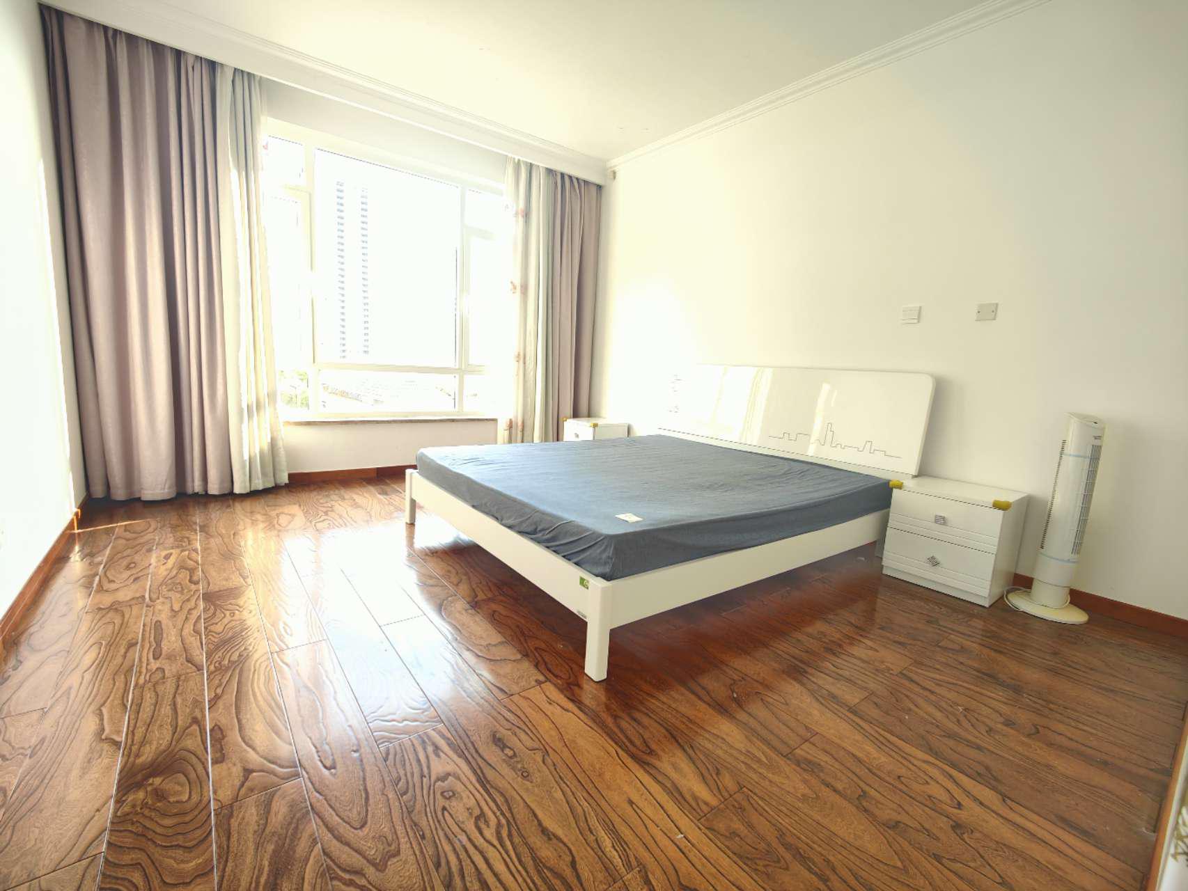 清华园小区电梯2楼143平三室向阳精装没怎么住 清华园小区电梯2楼143平三室向阳精装没怎么住