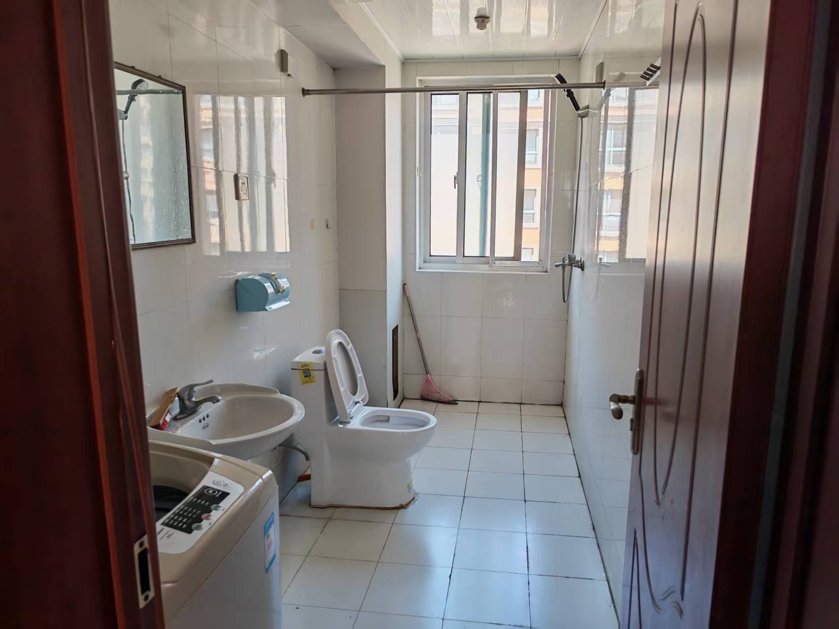 华悦新城,三楼,110平,精装,带地下室,月租1000 华悦新城,三楼,110平,精装,带地下室,月租1000