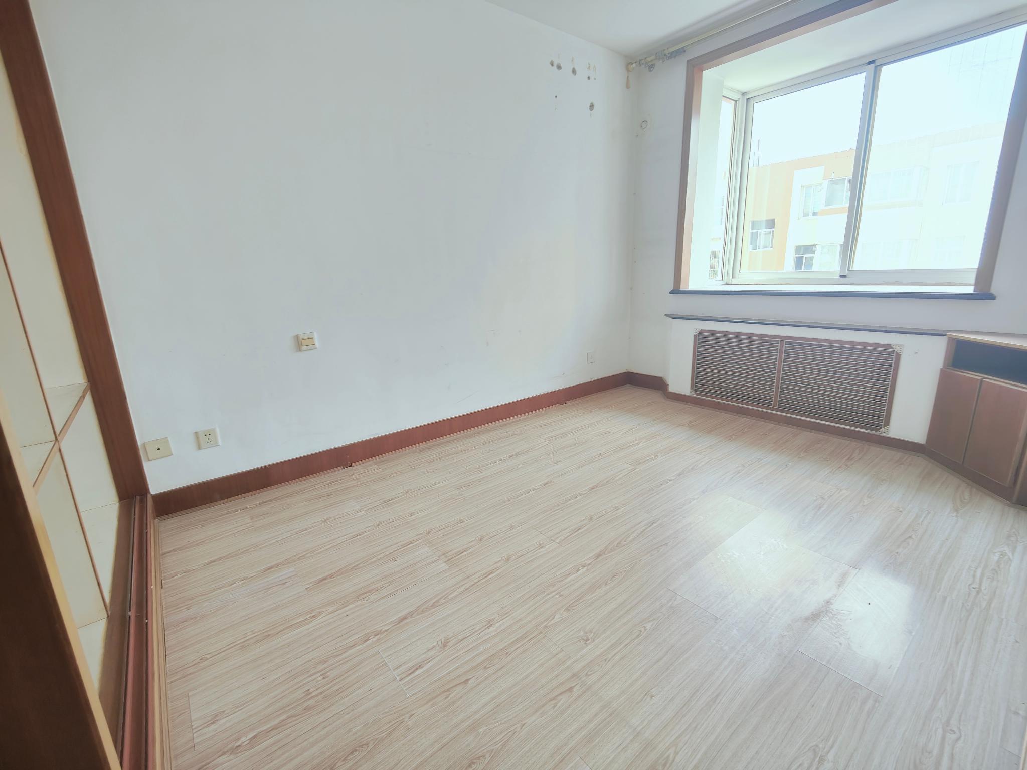 送地下室!送车库!捡大漏35.8万!得润居4楼 82平 3室 送地下室!送车库!捡大漏35.8万!得润居4楼 82平 3室