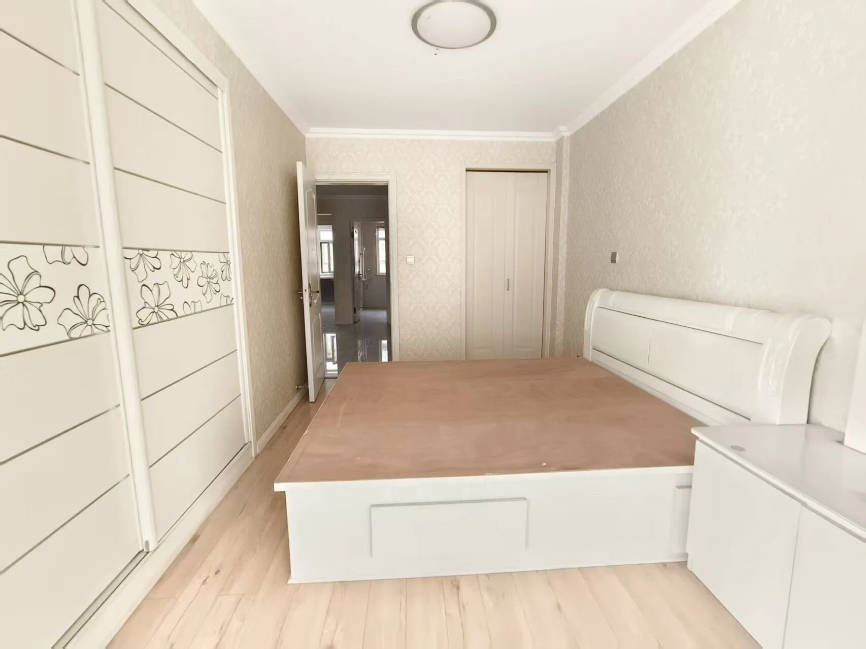 海崖小区新框架楼1楼85平两室两厅精装修可做婚房带25平车库 海崖小区新框架楼1楼85平两室两厅精装修可做婚房带25平车库