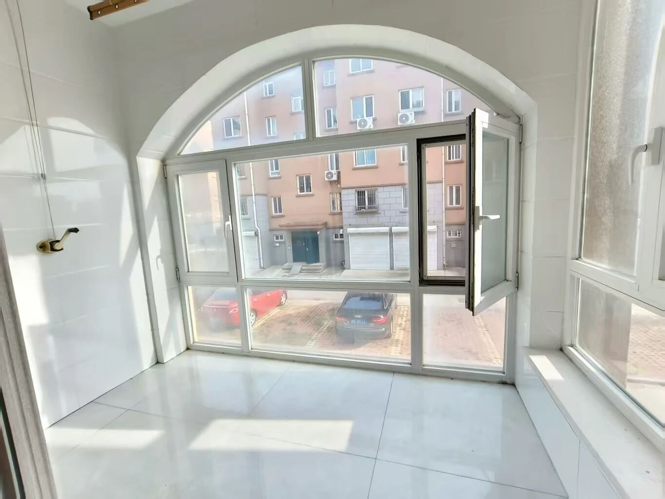 海崖小区新框架楼1楼85平两室两厅精装修可做婚房带25平车库 海崖小区新框架楼1楼85平两室两厅精装修可做婚房带25平车库