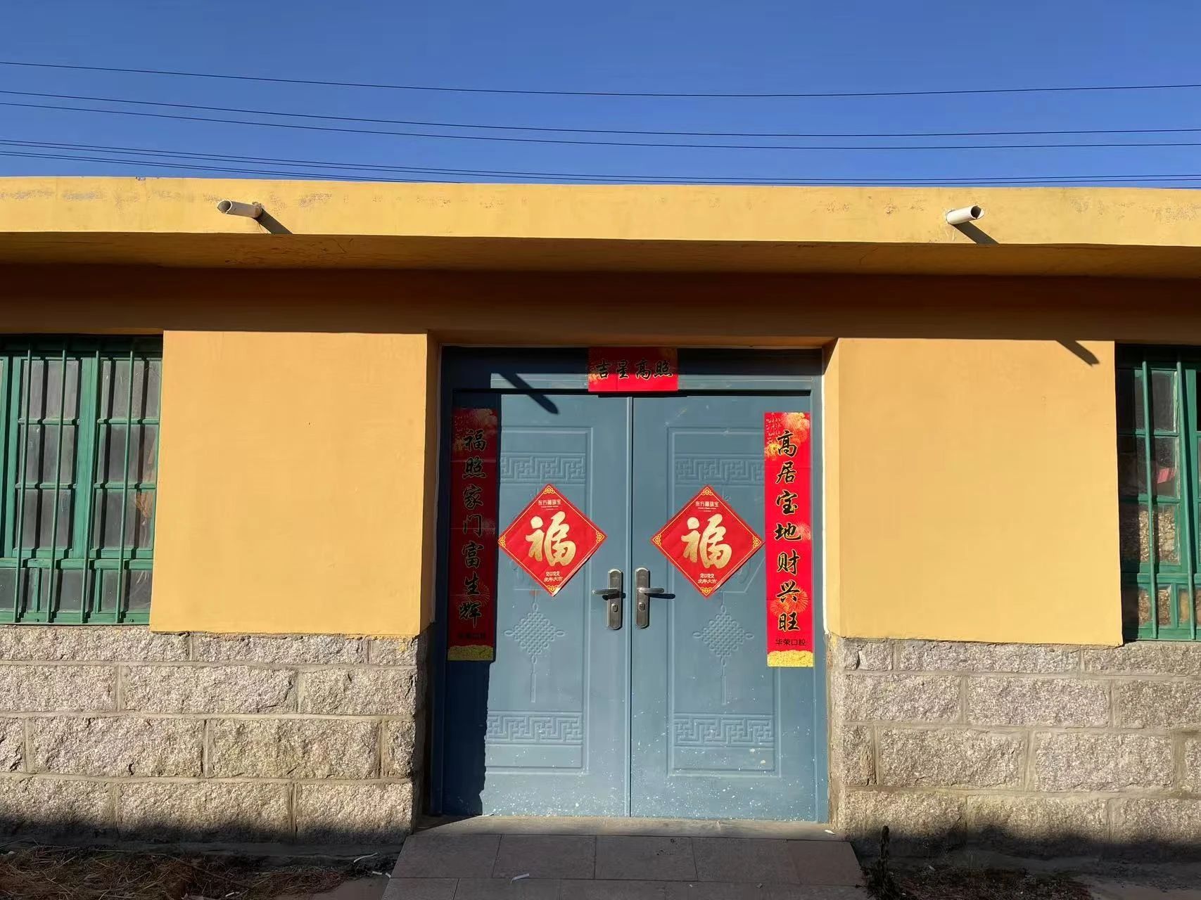 荣成 高铁附近 民房4间 带大院!一口价98000。 荣成 高铁附近 民房4间 带大院!一口价98000。