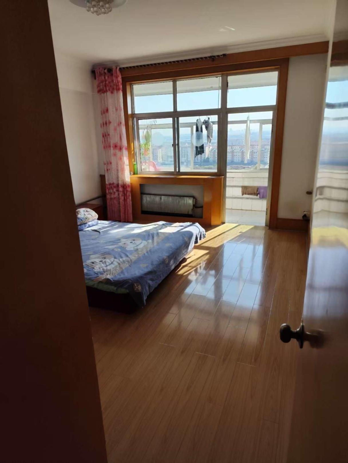 青阳东区98平平地4楼相当于3楼,捡漏19.8万 s 青阳东区98平平地4楼相当于3楼,捡漏19.8万 s