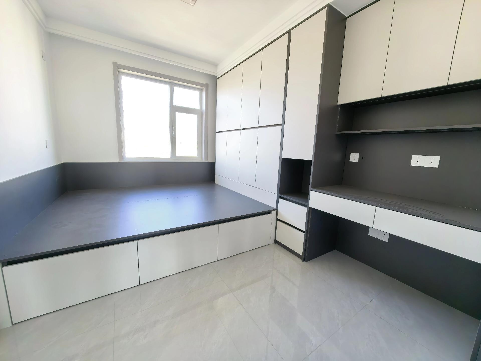 现代精装未住 无遮挡 高阳小区电梯 131平 3卧室 南厅 现代精装未住 无遮挡 高阳小区电梯 131平 3卧室 南厅