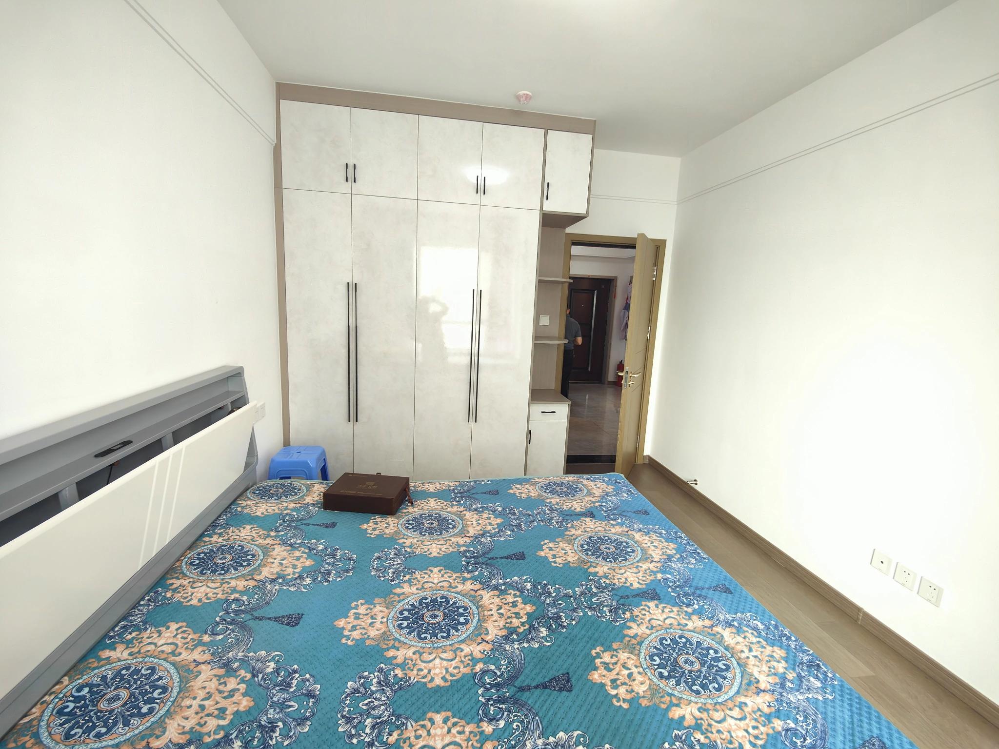 降!现代精装 保集蓝郡 电梯16楼 88平南厅 带家具家电 降!现代精装 保集蓝郡 电梯16楼 88平南厅 带家具家电