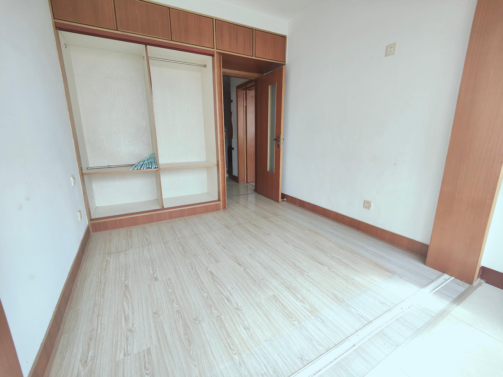 送地下室!送车库!捡大漏35.8万!得润居4楼 82平 3室 送地下室!送车库!捡大漏35.8万!得润居4楼 82平 3室