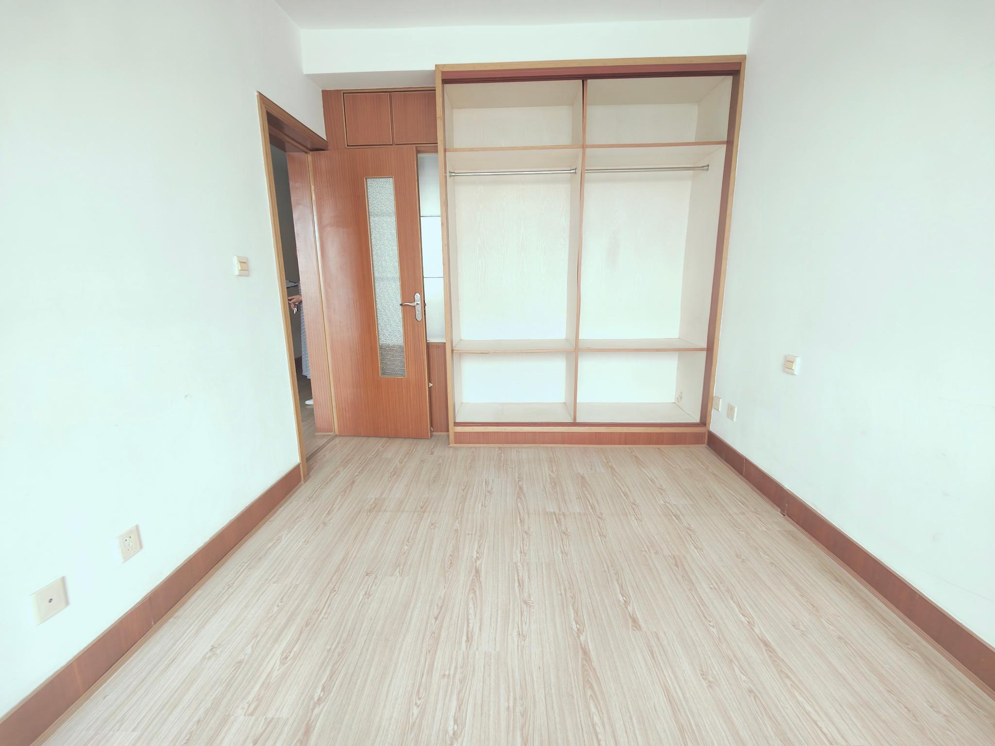 送地下室!送车库!捡大漏35.8万!得润居4楼 82平 3室 送地下室!送车库!捡大漏35.8万!得润居4楼 82平 3室