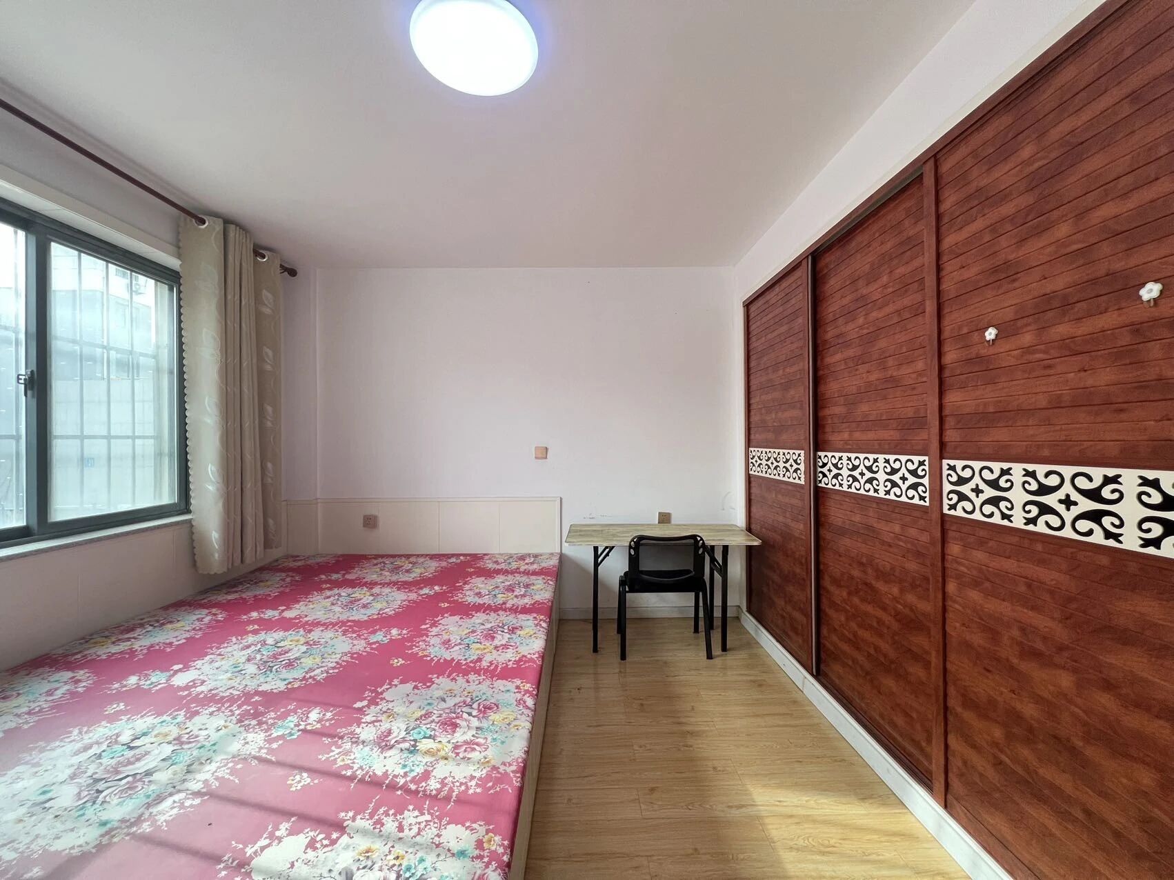 丹霞小区框架1楼 100平 带中阳空调 3卧室 精装s 丹霞小区框架1楼 100平 带中阳空调 3卧室 精装s