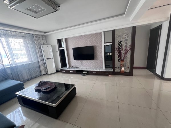 成山奥苑带露台五楼加阁楼,176平加阁楼,精装,带地下室 成山奥苑带露台五楼加阁楼,176平加阁楼,精装,带地下室