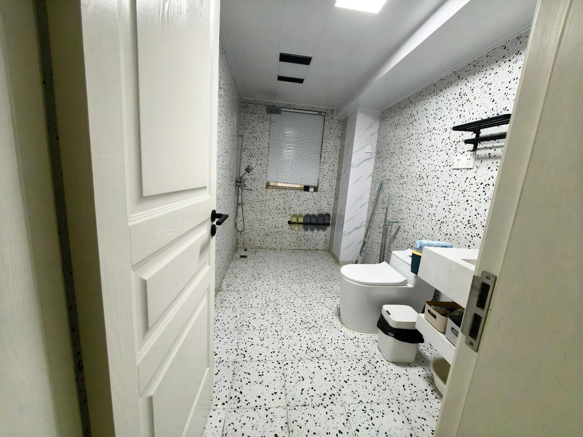 豪华装修 带超大露台 金悦华府电梯 108+108平 2卫 豪华装修 带超大露台 金悦华府电梯 108+108平 2卫