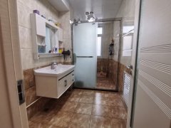 三环嘉苑3楼123平带车库精装75万