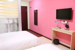 市区临街三层大楼 带院内停车场