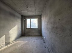 CF玫瑰园小区一楼133.74平带大院带车库三室毛坯房