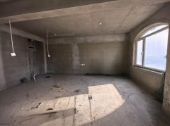 CF玫瑰园小区一楼133.74平带大院带车库三室毛坯房