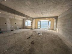 CF玫瑰园小区一楼133.74平带大院带车库三室毛坯房