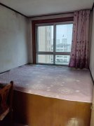 东南山小区四楼80平方三室一厅可拎包入住